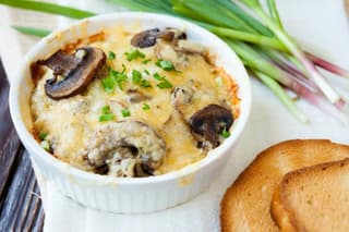 Класичний жульєн з куркою та грибами